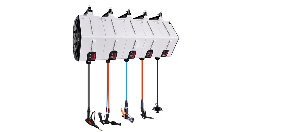 Automatic retractable hose reel